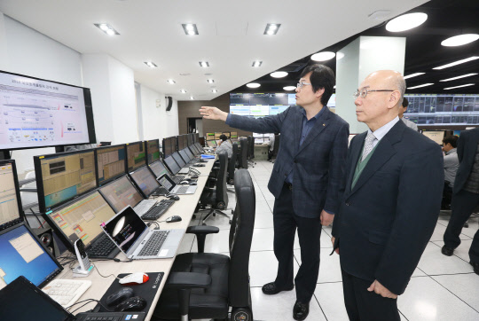 이효성 방송통신위원장(오른쪽)은 14일 국가 중요통신 시설인 KT 네트워크 관제센터를 방문해 연말연시 기간 동안 급증하는 통신 트래픽에 대비한 현장점검을 실시했다.<방송통신위원회 제공>